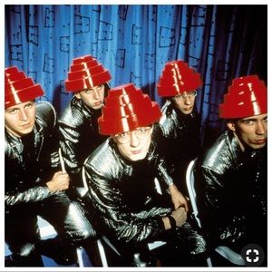 Crack that whip
Give the past the slip
Step on a